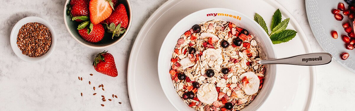 Fruchtiges Bio-Müsli mit Granatapfelsamen, Feigen, Erdbeeren und Johannisbeeren.