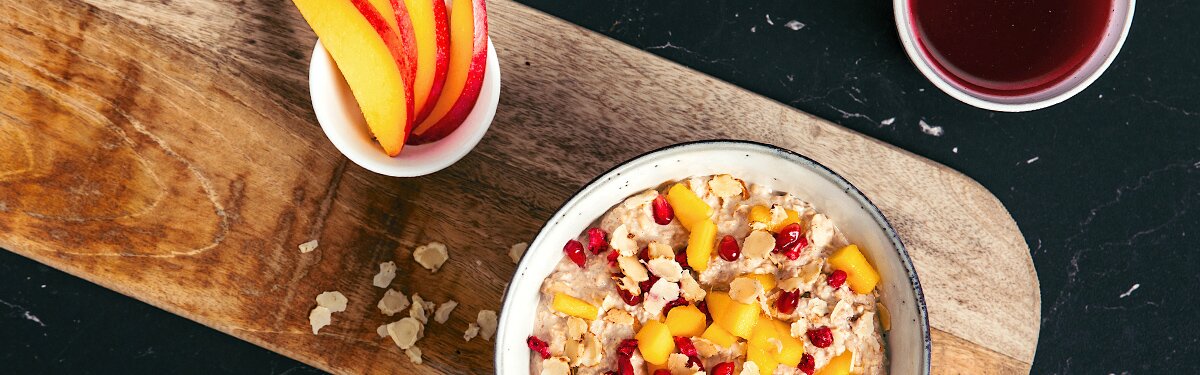 Sommer Porridge mit Mango und Granatapfel